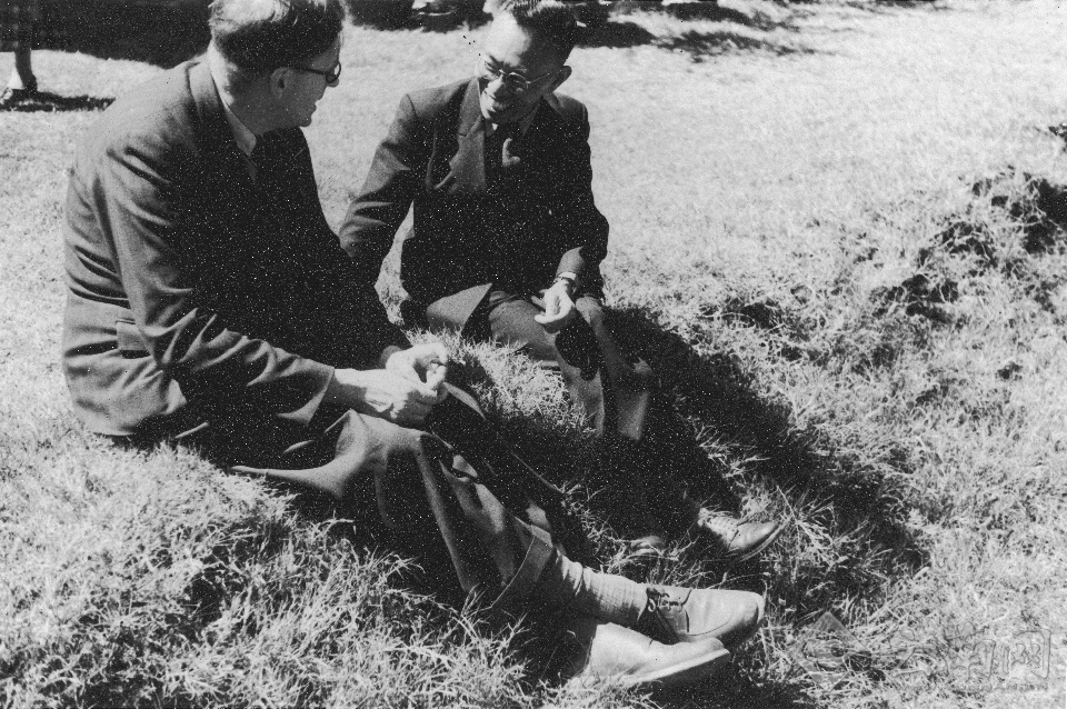 1944 年，李约瑟（Joseph Needham）与汤飞凡在一起